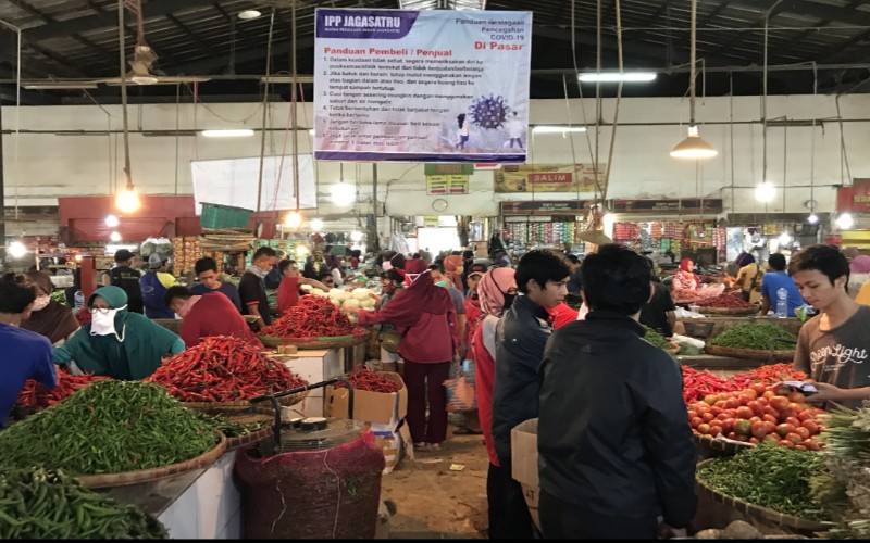  Pembeli dan Pedagang di Pasar Jagasatru Cirebon Sulit Terapkan Physical Distancing