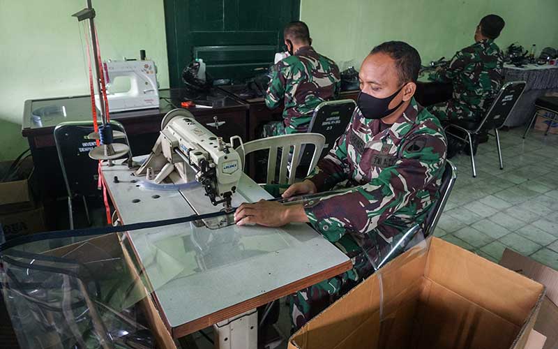  PRAJURIT TNI PRODUKSI FACE SHIELD