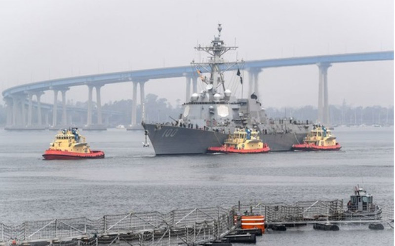 Kapal perusak pembawa rudal berpemandu, USS Kidd, tiba di San Diego pada 28 April 2020 atau Rabu (29/4/2020) WIB sebagai bagian dari respons agresif Angkatan Laut AS terhadap wabah Corona (Covid-19) di atas kapal tersebut. Foto: Xinhua/US Navy