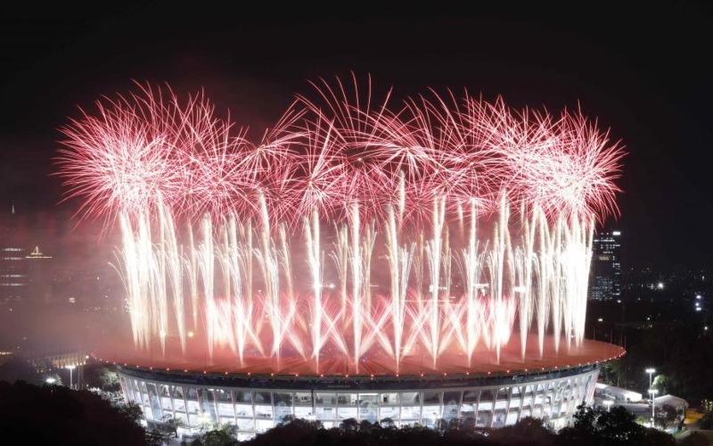 Pesta kembang api memenuhi Stadion Gelora Bung Karno dalam pembukaan Asian Games 2018, Sabtu (18/8/2018). - Reuters/Willy Kurniawan