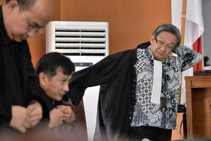 Pengacara Romahurmuziy, Maqdir Ismail (kanan) bersiap mengikuti sidang praperadilan di Pengadilan Negeri Jakarta Selatan, Jakarta, Senin (6/5/2019)./ANTARA-Aprillio Akbar
