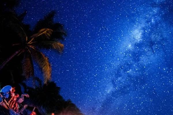 Wisatawan asing menikmati pemandangan gugusan Bima Sakti atau Milky Way yang terlihat membujur di langit selatan pulau Rote Ndao, Nusa Tenggara Timur, Minggu (16/8/15)./Antara