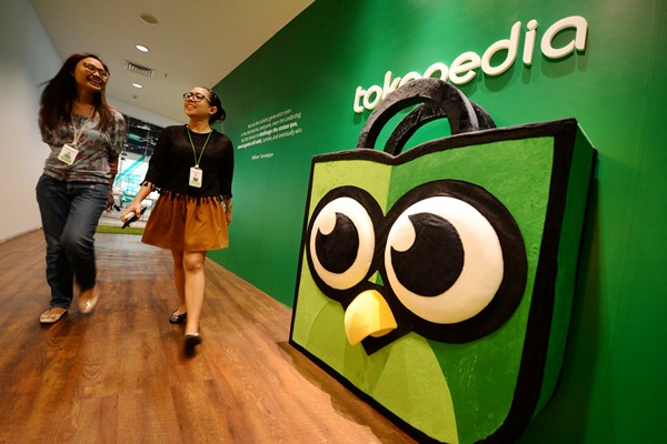 Karyawati berjalan di kantor Tokopedia, di Jakarta./Bloomberg-Dimas