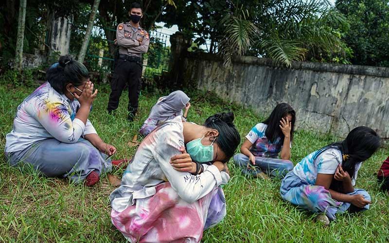  POLISI BUBARKAN PERAYAAN LULUSAN SMA