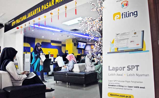 Seorang wajib pajak menunjukkan form aktivasi EFIN agar dapat melakukan pelaporan SPT Pajak Tahunan secara online di Kantor KPP Pratama Jagakarsa, Jakarta Selatan, Jum'at (22/2/2019).ANTARA FOTO/Indrianto Eko