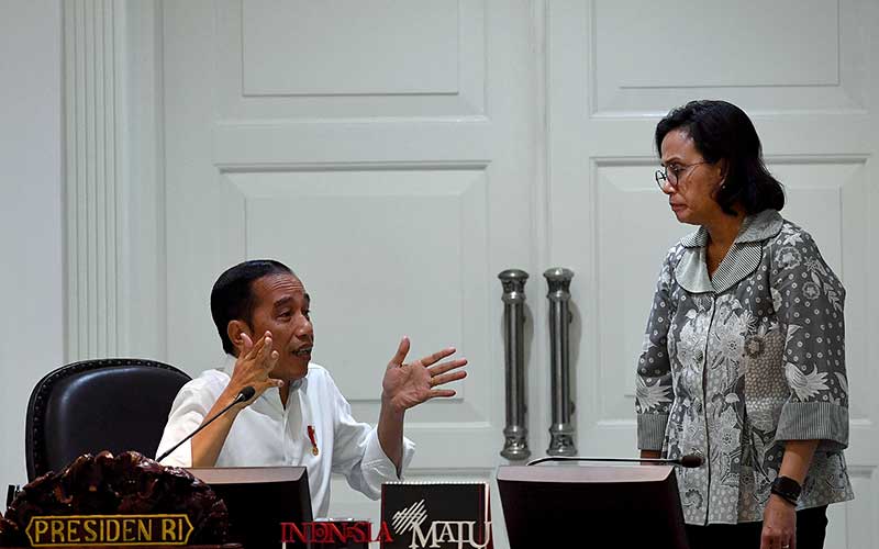 Presiden Joko Widodo (kiri) berbincang dengan Menteri Keuangan Sri Mulyani sebelum memimpin rapat terbatas di Kantor Presiden, Jakarta, Rabu (11/3/2020). Rapat tersebut membahas percepatan penyelesaian permasalahan pertanahan Sumatera Utara. ANTARA FOTO/Sigid Kurniawan