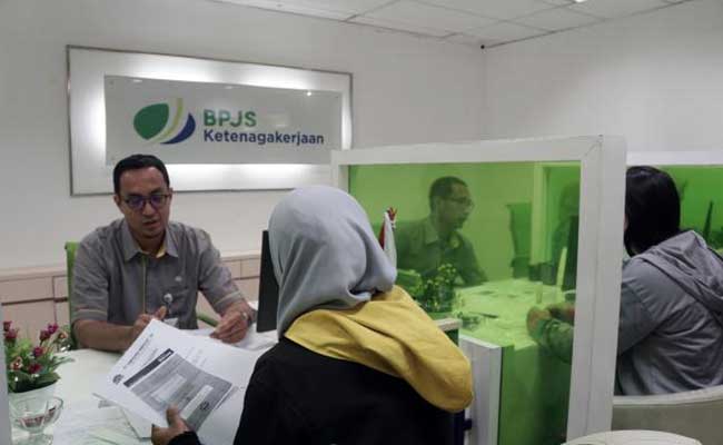 Karyawan melayani nasabah di salah satu kantor cabang BPJS Ketenagakerjaan/BP Jamsostek di Jakarta. - Bisnis/Himawan L Nugraha