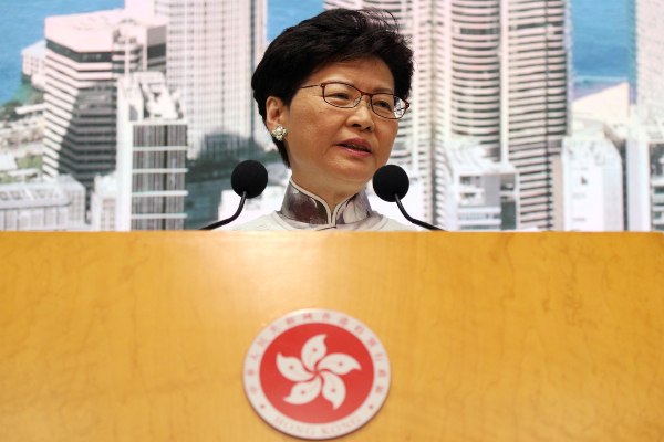  Carrie Lam: Hong Kong Bakal Longgarkan Social Distancing