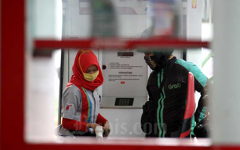 Pengemudi ojek online mengisi BBM di salah satu stasiun pengisian bahan bakar umum (SPBU) di Jakarta, Selasa (14/4/2020). PT Pertamina (persero) membuat program khusus selama masa darurat pandemi virus corona atau Covid-19 untuk para pengemudi ojol. Pertamina meluncurkan layanan khusus untuk para ojol berupa cashback saldo LinkAja dengan maksimal nilai Rp15.000 per hari, untuk pembelian bahan bakar minyak (BBM) di SPBU Pertamina melalui aplikasi MyPertamina. Bisnis/Arief Hermawan P