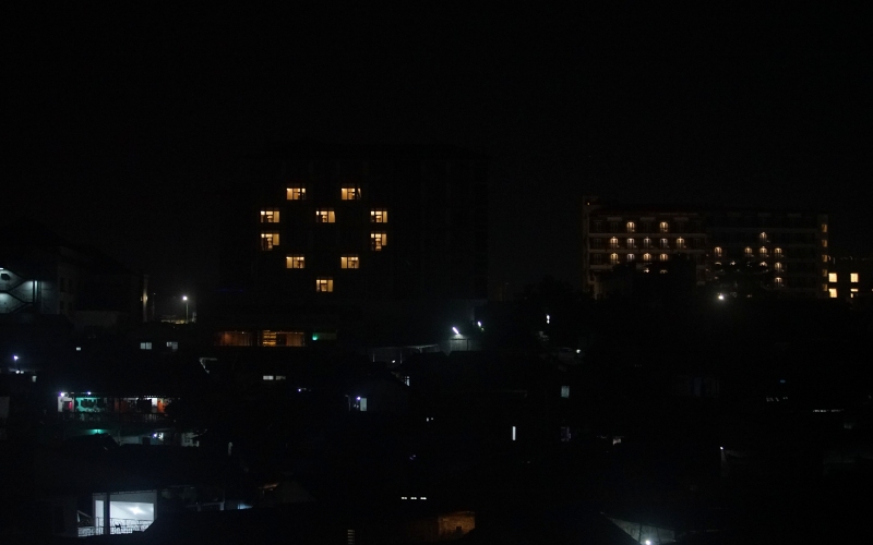 Hotel menyalakan lampu kamar dan membentuk tanda cinta saat aksi From Jogja With Love di Daerah Istimewa Yogyakarta (DIY), Sabtu (4/4/2020). Puluhan hotel di DIY menyalakan lampu hingga membuat bentuk hati atau cinta sebagai aksi solidaritas terhadap kondisi pariwisata DIY yang sepi akibat pandemi COVID-19 serta menjadi simbol empati, semangat kebersamaan dan harapan agar pariwisata DIY dapat segera kembali menapaki babak baru yang semakin gemilang./ANTARA FOTO-Andreas Fitri Atmoko
