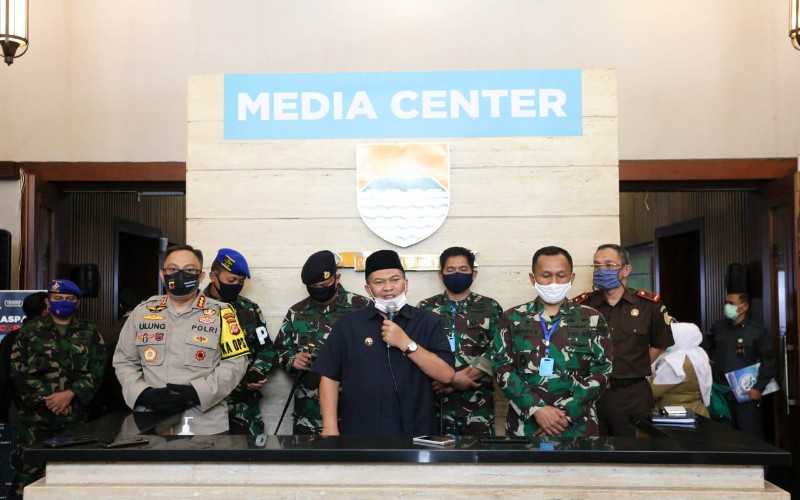 Wali Kota Bandung Oded M. Danial (tengah)/Bisnis-Dea Andriyawan