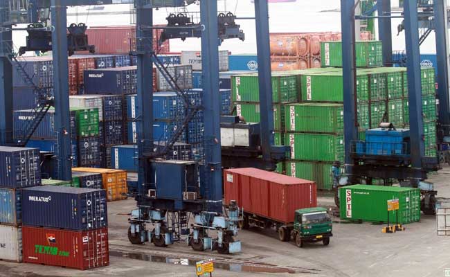 Aktivitas bongkar muat peti kemas di terminal peti kemas Pelabuhan Makassar, Sulawesi Selatan, Selasa (11/2/2020). Bisnis/ Paulus Tandi Bone
