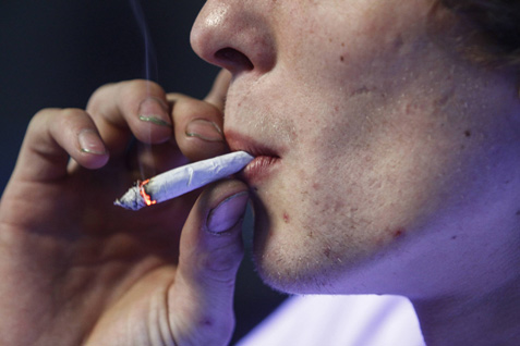  Mungkinkah Rokok Menularkan Virus Corona?