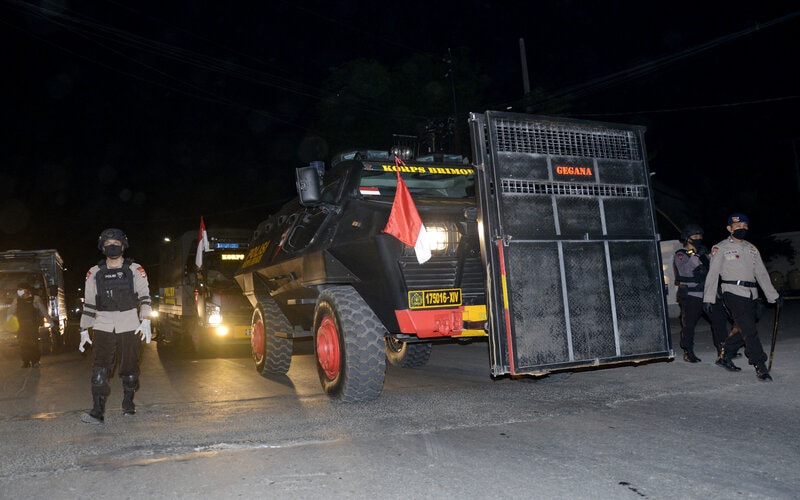 Anggota Brimob Polda Sulsel melakukan patroli pemberlakuan jam malam di Kabupaten Gowa, Sulawesi Selatan, Senin (4/5/2020) malam. Ratusan warga diamankan petugas karena melanggar pembatasan aktivitas malam hari pada penerapan Pembatasan Sosial Berskala Besar (PSBB) di Kabupaten Gowa./Antara-Abriawan Abhe