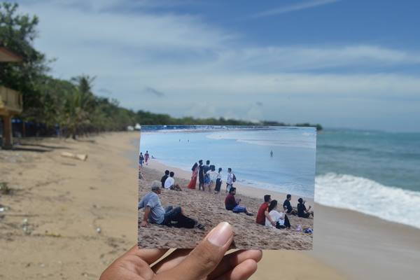 Foto perbandingan suasana Pantai Kuta saat dipadati wisatawan dan kondisi Pantai Kuta yang lengang tanpa aktivitas wisatawan saat Hari Raya Nyepi di Kuta, Bali, Selasa (28/3)./Antara