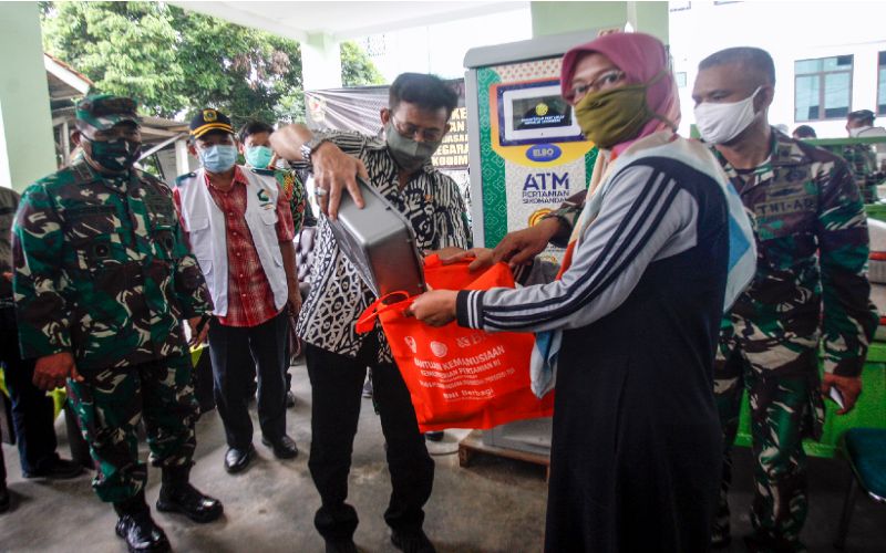  ATM Sikomandan Salurkan 155 Ton Beras