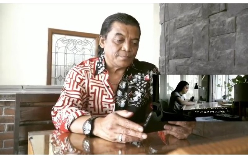Didi Kempot saat memegang ponsel/instagram