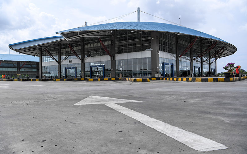 Suasana sepi di area keberangkatan antar kota Terminal Pulo Gebang, Jakarta, Jumat (24/4/2020). Pengelola Terminal Pulogebang menutup operasional layanan bus antar kota antar provinsi (AKAP) mulai 24 April 2020, setelah berlakunya kebijakan larangan mudik dari pemerintah. ANTARA FOTO/Hafidz Mubarak A
