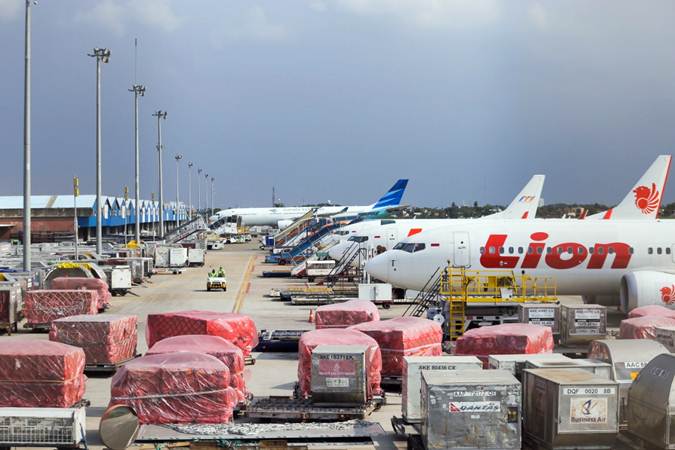 Petugas melakukan bongkar muat barang di Terminal Kargo Bandara Soekarno-Hatta, Tangerang, Banten, Senin (25/2/2019)./Bisnis-Felix Jody Kinarwan