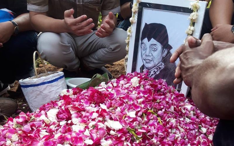  Isak Tangis Histeris Hingga Pingsan Mewarnai Pemakaman Didi Kempot