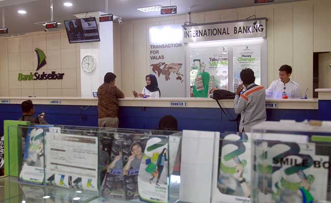 Aktifitas transaksi perbankan di Bank Sulawesi Selatan dan Barat (Sulselbar) di Makassar, Sulawesi Selatan, Jumat (14/2/2020). Bisnis/Paulus Tandi Bone