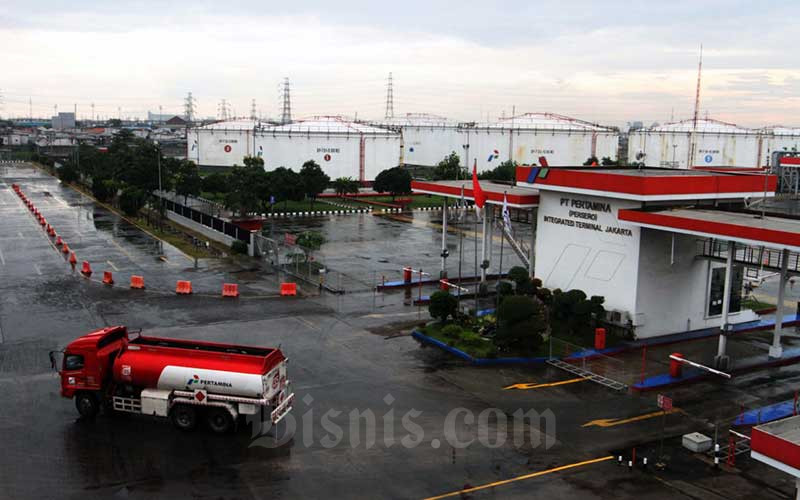 Aktifitas pengisian truk tangki untuk distribusi bahan bakar minyak (BBM) di Depo BBM Pertamina di Plumpang, Jakarta, Senin (4/5/2020). Bisnis/Dedi Gunawan