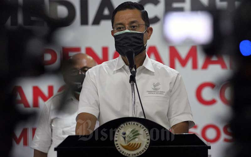 Menteri Sosial Juliari P. Batubara menyampaikan sambutan saat menerima bantuan paket sembako di Jakarta, Senin (27/4/2020). Bisnis/Dedi Gunawan