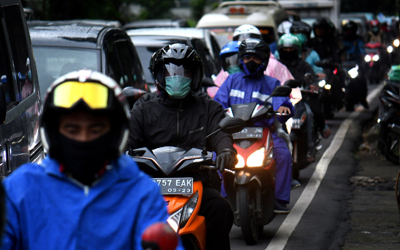 Pengendara kendaraan pribadi saat jam pulang kerja memadati jalanan di Jakarta, Rabu (6/5). Sebanyak 899 perusahaan di DKI Jakarta masih melanggar aturan selama masa Pembatasan Sosial Berskala Besar (PSBB). Dari jumlah tersebut, sebanyak 153 perusahaan yang melanggar dihentikan sementara operasionalnya. BISNIS.COM