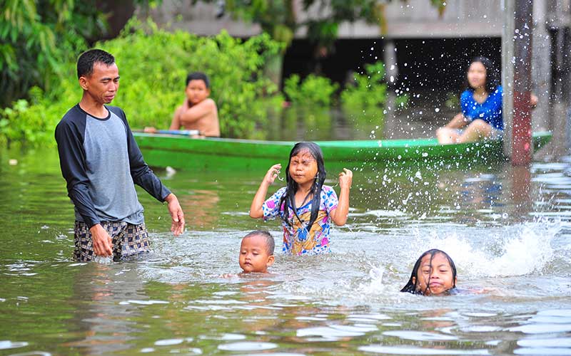  BELAJAR BERENANG SAAT BANJIR