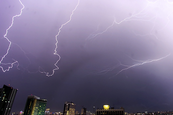 Badan Meteorologi Klimatologi dan Geofisika mengeluarkan peringatan dini terkait potensi hujan disertai kilat dan angin kencang untuk sejumlah wilayah Jakarta, Minggu (10/5/2020)./Antara-Muhammad Adimaja