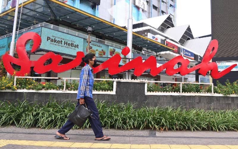 Warga melintasi pusat perbelanjaan Sarinah yang tutup di Jakarta, Rabu (29/4/2020). BISNIS.COM