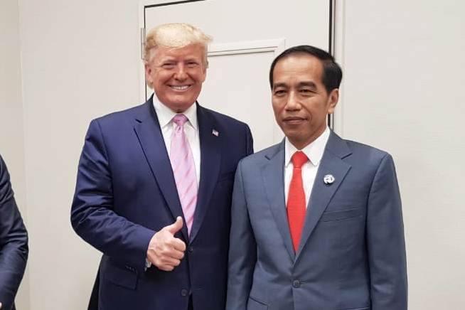 Presiden Joko Widodo (kanan) bersama Presiden Amerika Serikat Donald Trump di sela-sela menghadiri KTT G20, di Osaka, Jepang, Jumat (28/6/2019)./Istimewa