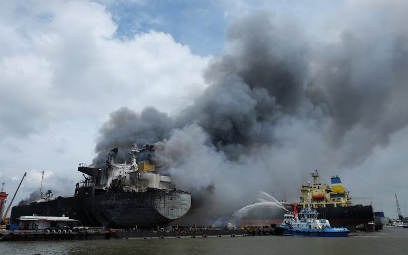  Foto-foto Kebakaran Hebat Kapal Tanker MT Jag Leela di Belawan