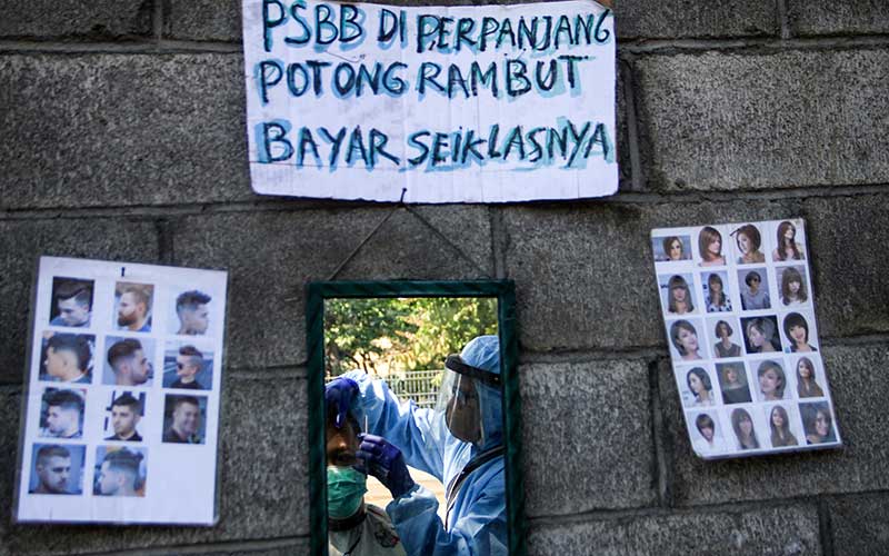  TUKANG POTONG RAMBUT GUNAKAN APD