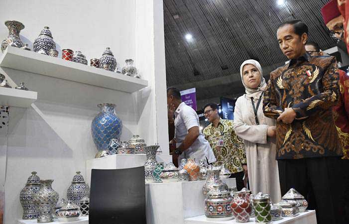 Presiden Joko Widodo (kanan) meninjau pameran International Handicraft Trade Fair (Inacraft) 2019 di Jakarta, Rabu (24/4/2019)./ANTARA-Puspa Perwitasari 