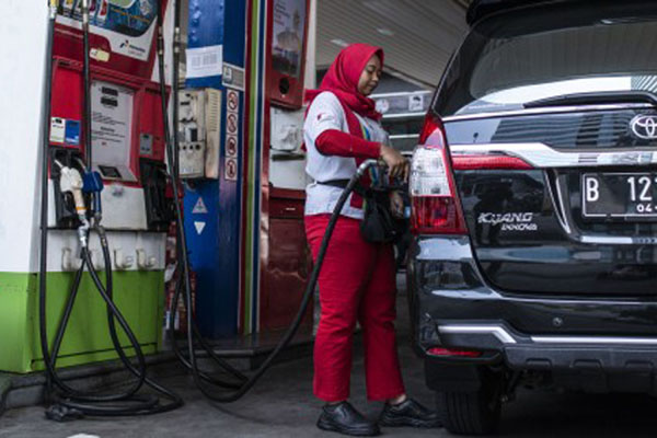 Petugas mengisi bahan bakar minyak (BBM) jenis solar pada kendaraan di SPBU Coco, Kuningan, Jakarta, Jumat (31/8/2018). Pemerintah melalui badan usaha penyedia BBM dan produsen bahan bakar nabati menerapkan program pelaksanaan kewajiban pencampuran penggunaan biodiesel sebanyak 20 persen pada BBM segera dilaksanakan mulai Sabtu (1/9/2018)./Antara-Aprillio Akbar