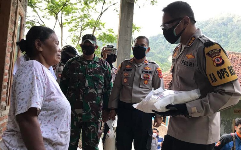  Polisi Bagikan Paket Sembako untuk Warga Cirebon Tidak Terdata Pemerintah 