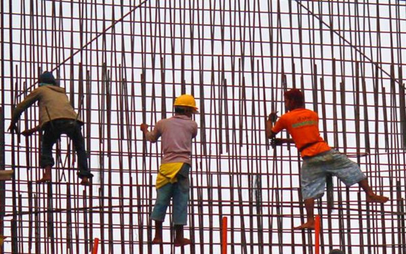 Pekerja menyelesaikan pembangunan konstruksi jalan tol./Bloomberg-Dimas Ardian