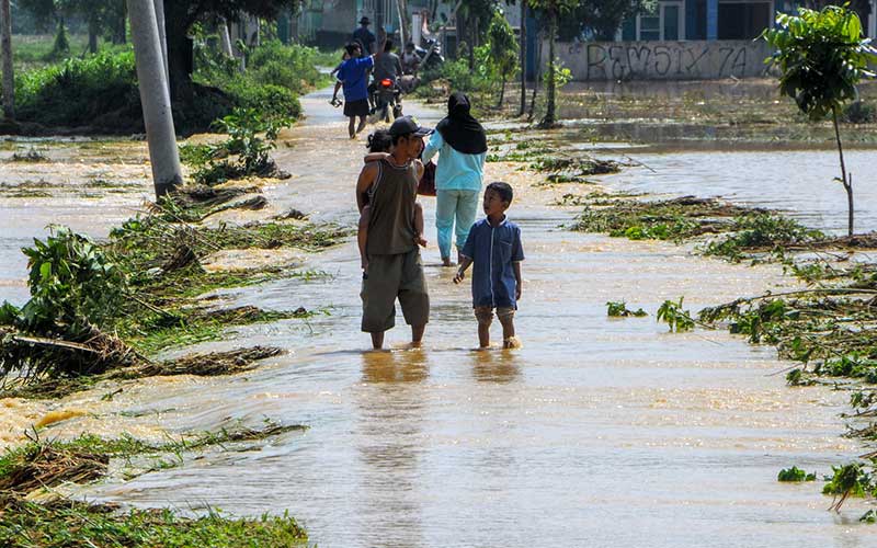  BANJIR AKIBAT LUAPAN SUNGAI DI LEBAK