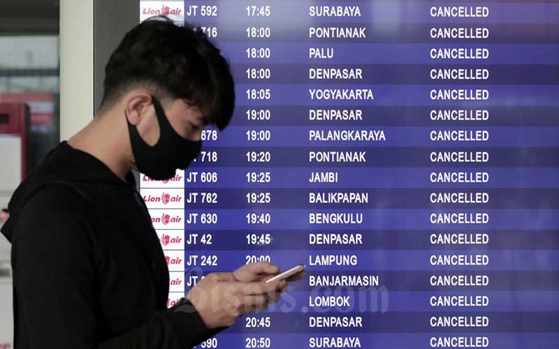 Calon penumpang melihat papan informasi mengenai penerbangan di Terminal IA Bandara Soekarno Hatta, Tangerang, Banten, Jumat (24/4/2020). Bisnis/Eusebio Chrysnamurti