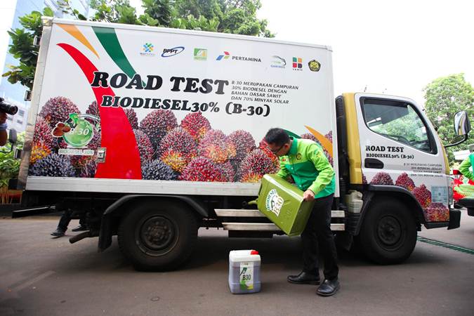 Petugas mengisi bahan bakar B30 saat peluncuran Road Test Penggunaan Bahan Bakar B30 (campuran biodiesel 30% pada bahan bakar solar) pada kendaraan bermesin diesel, di Jakarta, Kamis (13/6/2019)./Bisnis-Abdullah Azzam