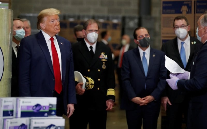  Tinjau Pusat Distribusi Masker, Lagi-lagi Trump Tak Pakai Masker