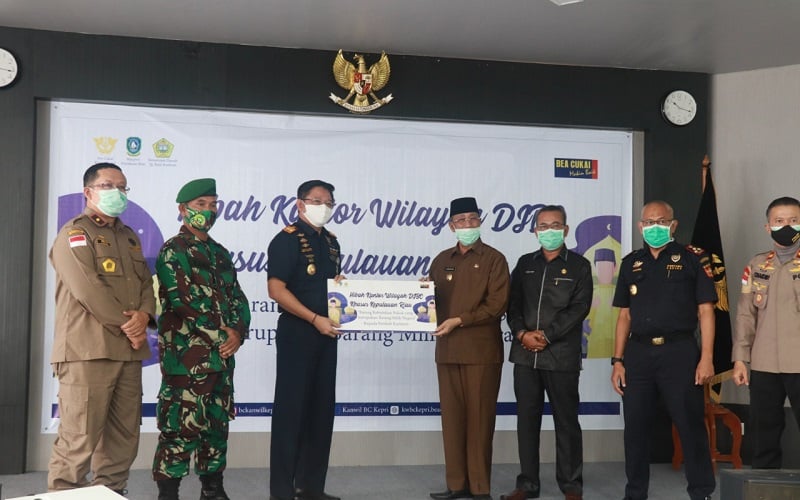  Bea Cukai Hibahkan Puluhan Ton Bahan Kebutuhan Pokok Hasil Penindakan kepada Pemerintah Provinsi Kepulauan Riau