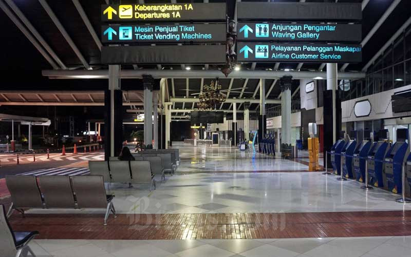 Suasana sepi terlihat di Terminal IA Bandara Soekarno Hatta, Tangerang, Banten, Jumat (24/4/2020).  Bisnis/Eusebio Chrysnamurti