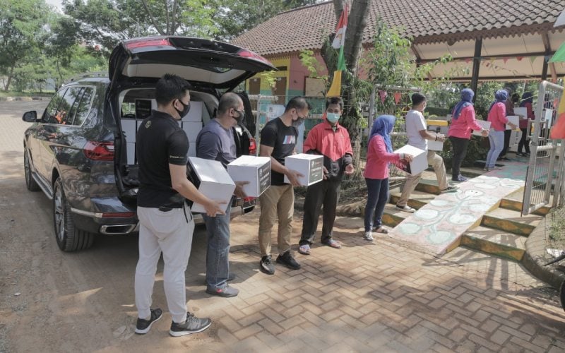  BMW Salurkan Paket Sembako ke Warga Jakarta Selatan