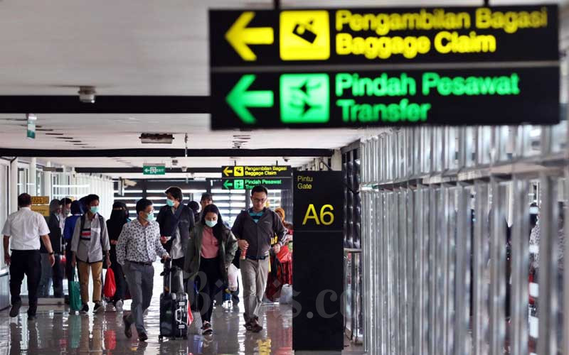 Sejumlah penumpang melakukan check-in di Terminal IA Bandara Soekarno Hatta, Tangerang, Banten, Selasa (17/3/2020). PT Angkasa Pura II (Persero) memprediksi jumlah penumpang pada kuartal I/2020 bisa berkurang sebesar 218.000 orang atau sekitar 1 persen dibandingkan periode yang sama pada tahun lalu akibat wabah virus corona (COVID-19) yang menyebabkan aktivitas penerbangan domestik dan internasional berkurang. Bisnis/Eusebio Chrysnamurti