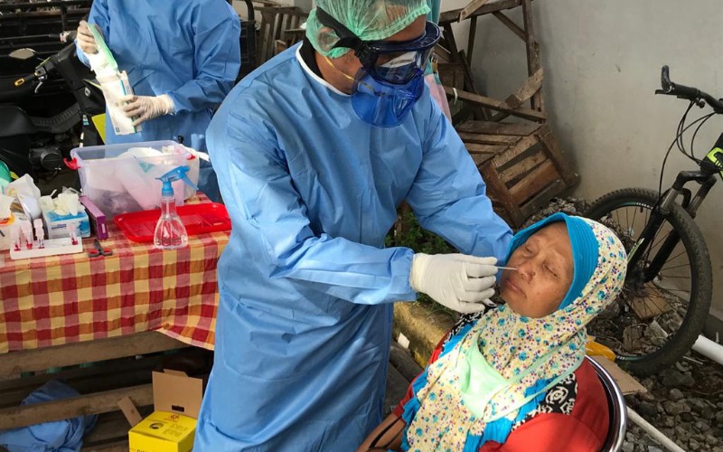  Puluhan Pedagang di Pasar Sumber Cirebon Ikuti Tes Swab Massal