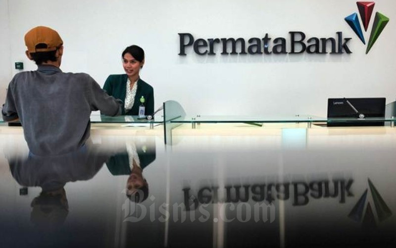 Nasabah bertransaksi di banking hall Bank Permata, di Jakarta, Kamis (27/6/2019)./Bisnis-Felix Jody Kinarwan
