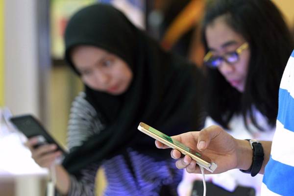 Pengunjung berada di gerai ponsel pintar di sebuah pusat perbelanjaan, di Jakarta, Rabu (20/6/2018)./JIBI-Dwi Prasetya
