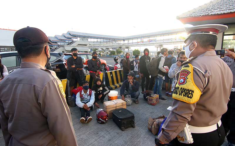  POLISI AMANKAN ANGKUTAN MUDIK LIAR